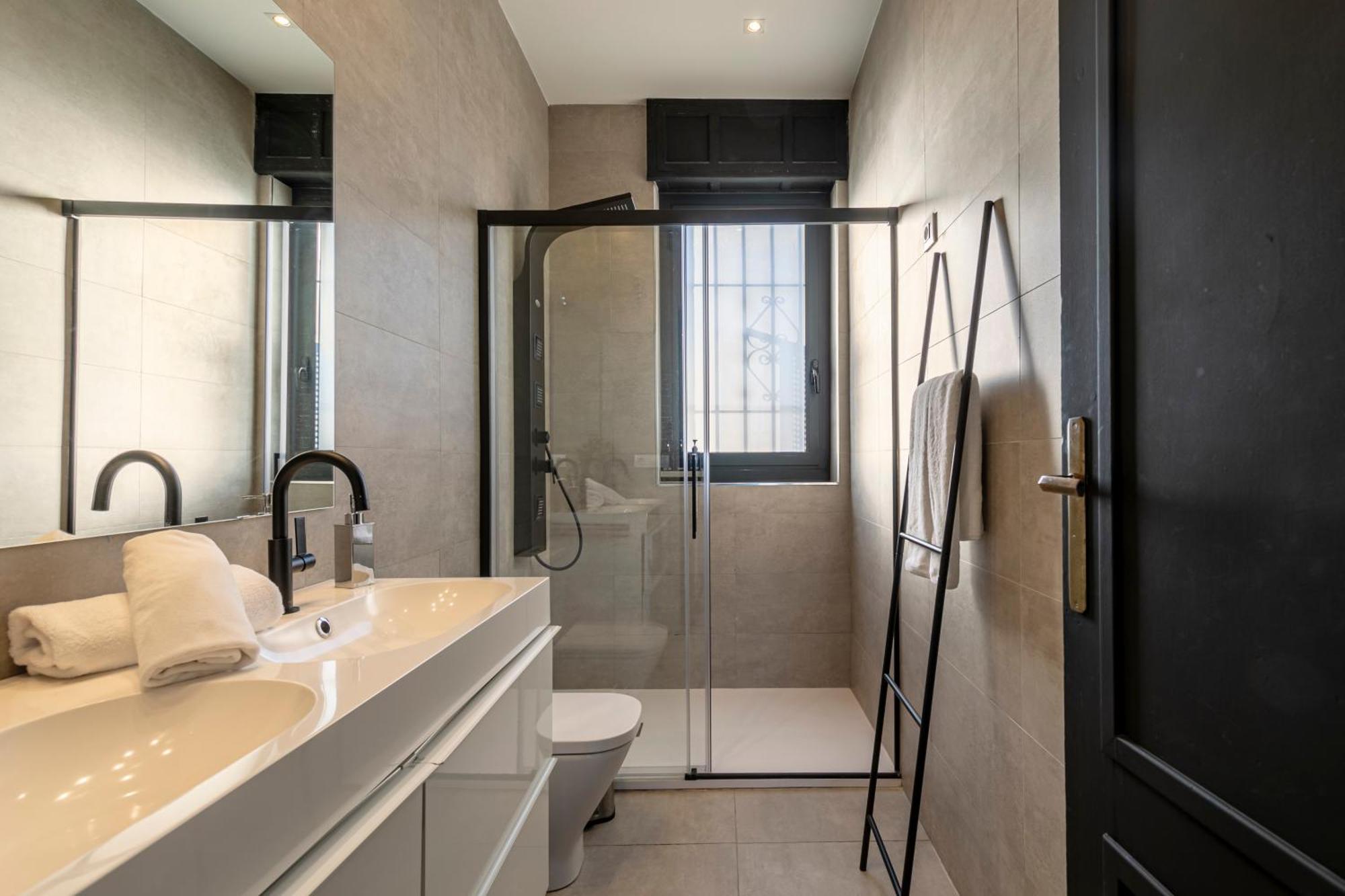 Isg Apartments Modern Atticpool At The Cathedralfree Parking Seville Exterior photo